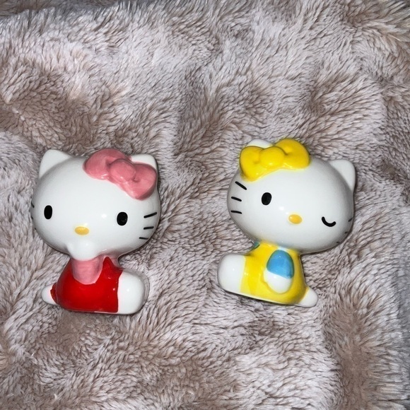 Hello Kitty salt and pepper shakers - Picture 4 of 13